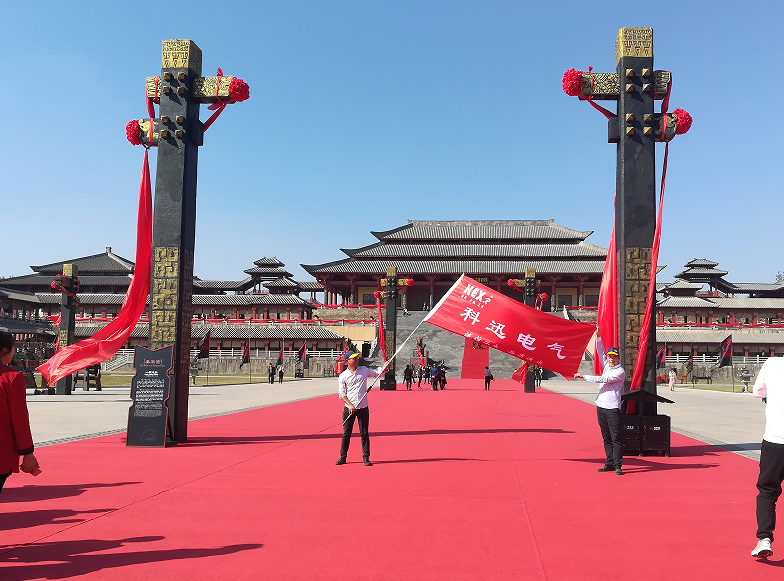 Karyawan KeXR main ing Hengdian Studios.