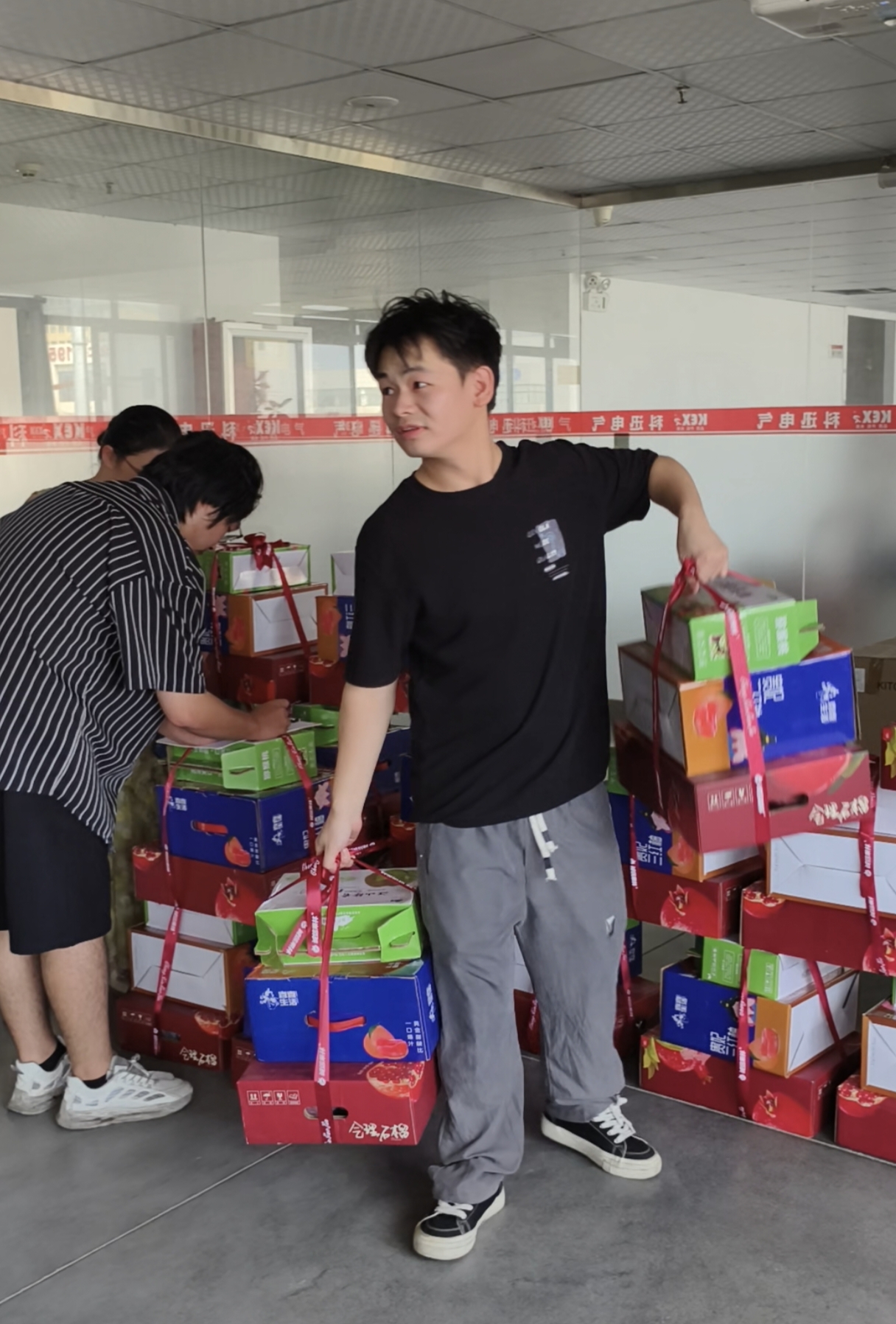 Ing acara festival pertengahan musim gugur, Kexun Electric wis nyawisake kothak hadiah sing apik kanggo saben karyawan.