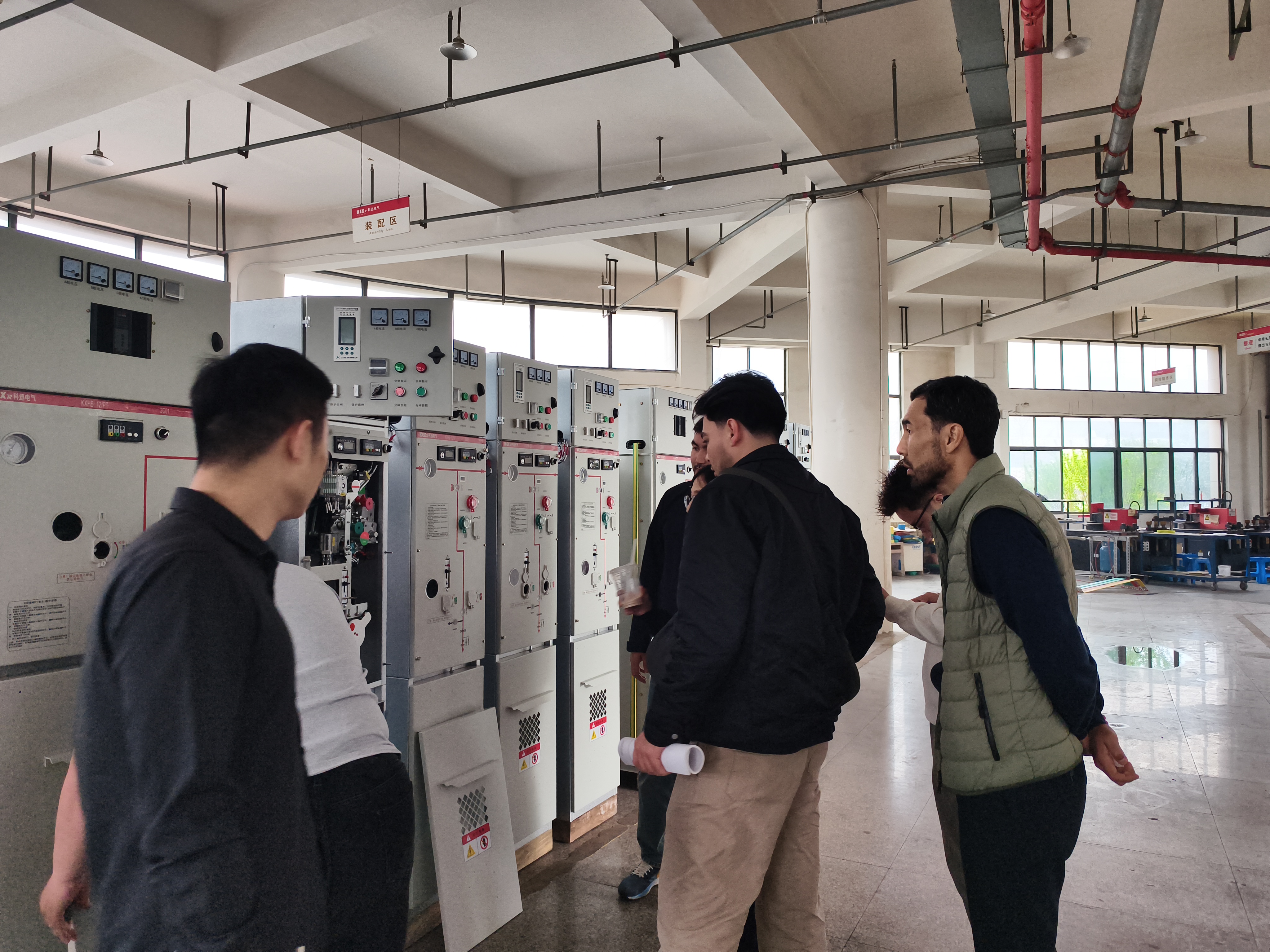 Klien Kazakhstan Ngunjungi Basis Pabrik Peralatan Distribusi Daya Tegangan Tinggi Kexun Electric